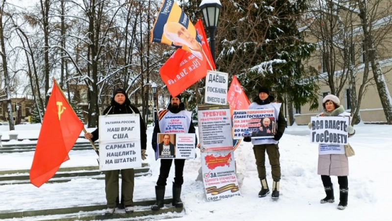 Томск. 23 декабря 2025. Пикет с Сармат-мобилем за восстановление Отечества